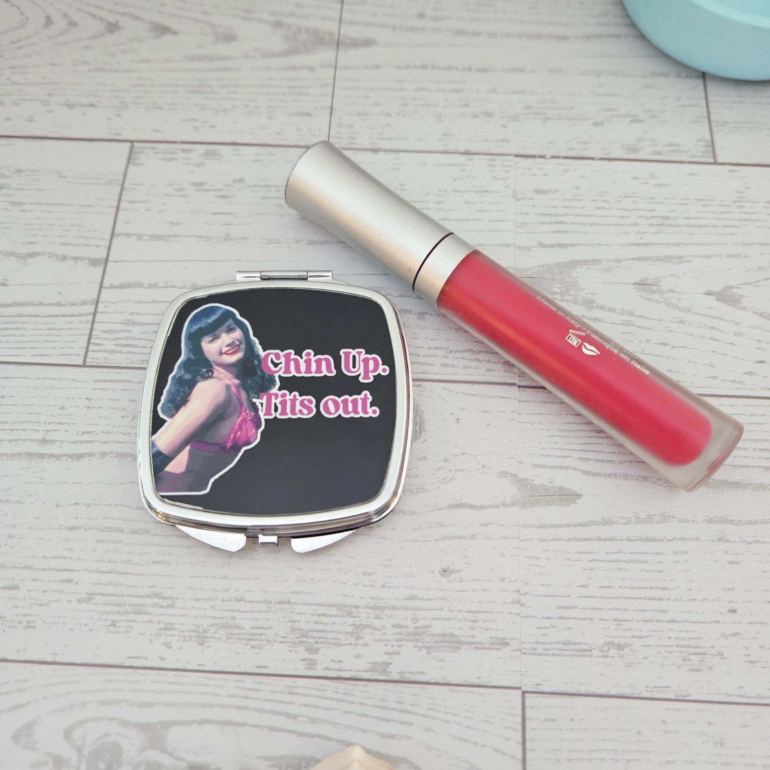 Bettie Page Compact Mirror: Retro Pin-Up Makeup Accessory - Image 11