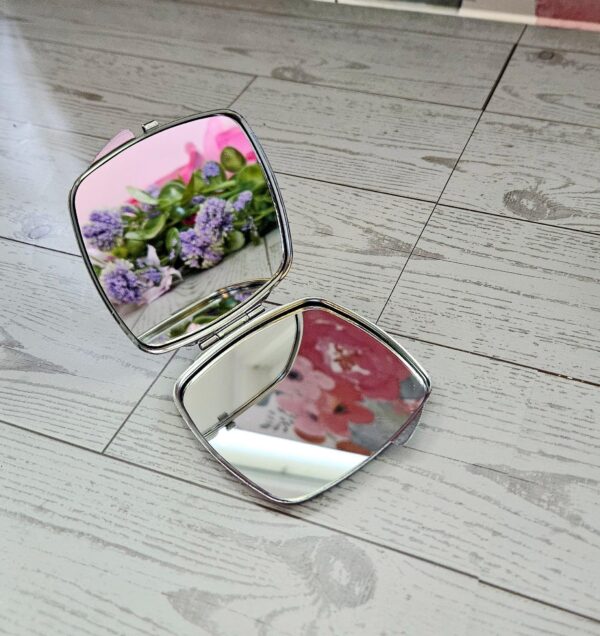 Bettie Page Compact Mirror: Retro Pin-Up Makeup Accessory